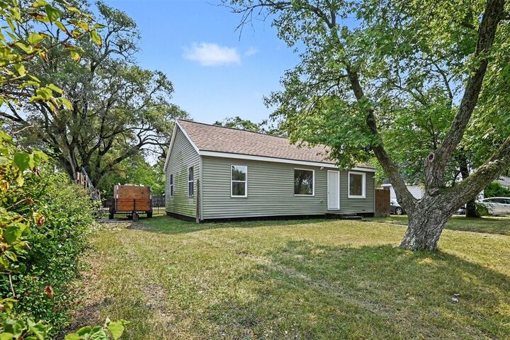Property Photo:  2304 Dyson Street  MI 49444-1715 