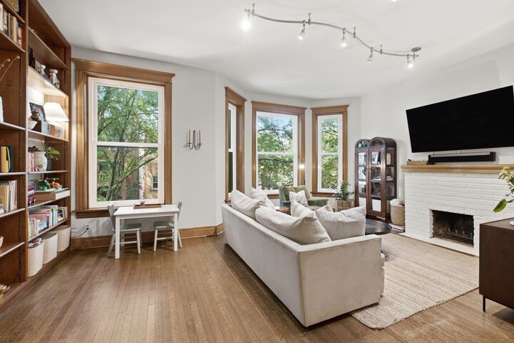 Property Photo: 833 W Buckingham Place 3 IL 60657