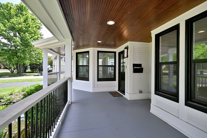 Property Photo: 254 E South Street IL 60126