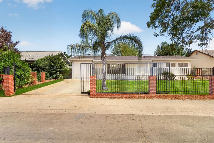 Property Photo:  631 Las Palmas Avenue  CA 95815 
