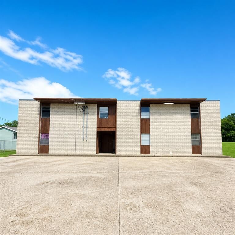 Property Photo:  106 E 3rd Street 16  LA 70037 