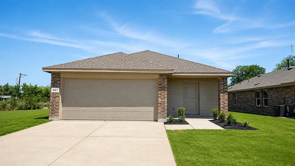 Property Photo: 301 Wayland Street TX 76059