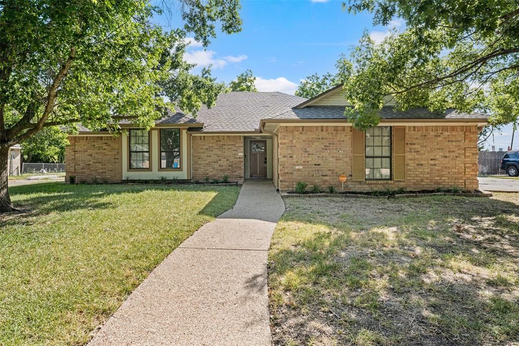 Property Photo: 209 Bonham Drive TX 76643