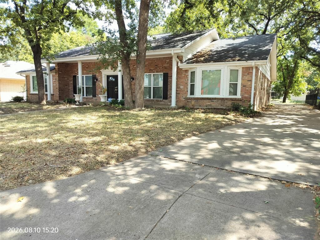 Property Photo:  2408 Winewood Lane  TX 76013 