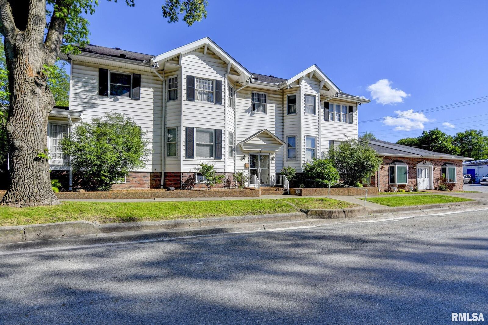 Property Photo:  200 S Maple Street  IL 62075 
