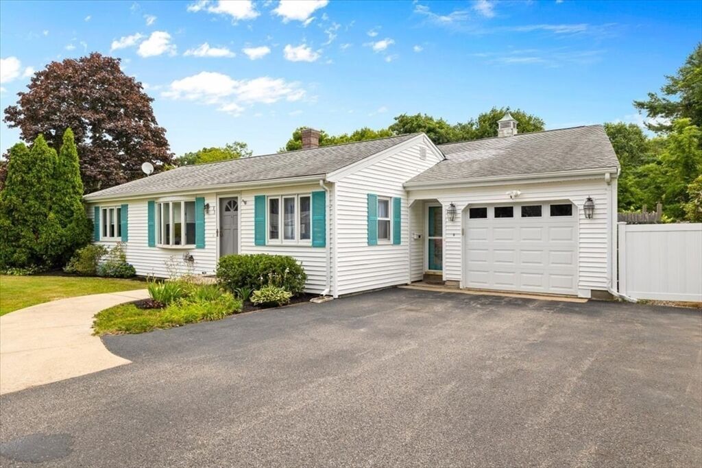 Property Photo:  33 Homestead Ln  MA 02540 