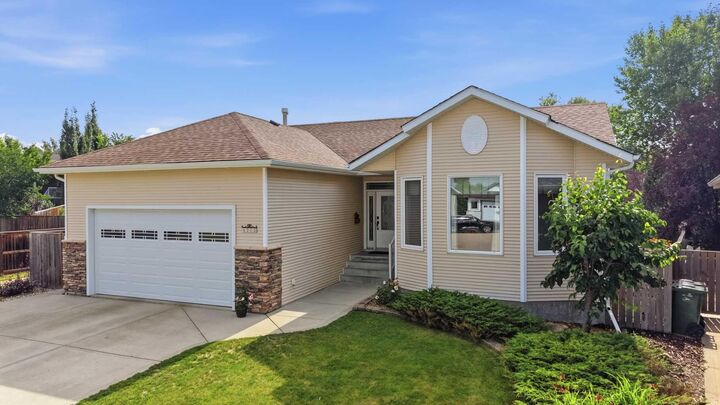 Property Photo: 4203 41 Street Close AB T4J 1V6