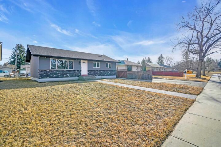 Property Photo:  2046 33 Street SE  AB T2B 0T9 