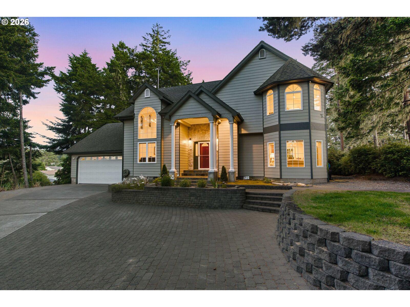 Property Photo:  930 Lake Ct  OR 97420 
