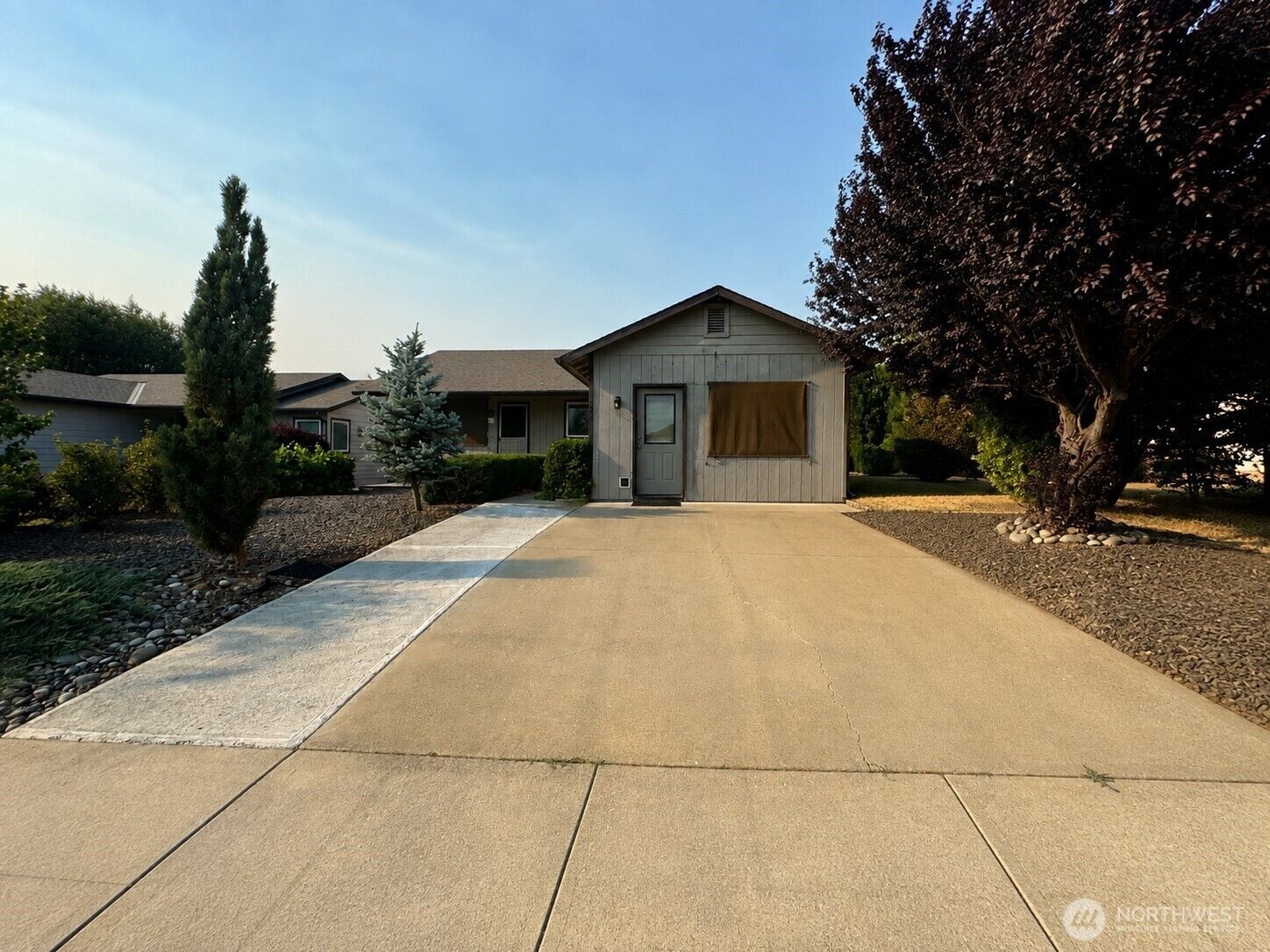 Property Photo: 807 E White Birch Avenue WA 98926