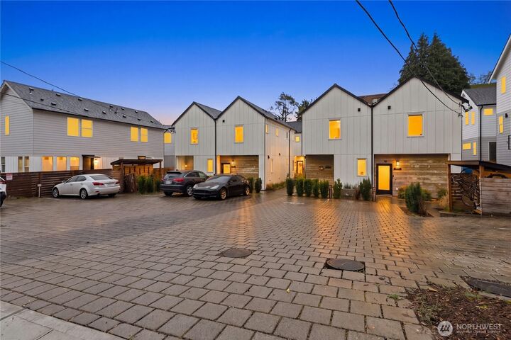 Property Photo: 10354 Wallingford Ave N B WA 98133