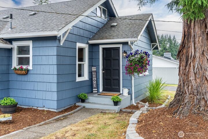 Property Photo:  131  Niblett Way  WA 98632 
