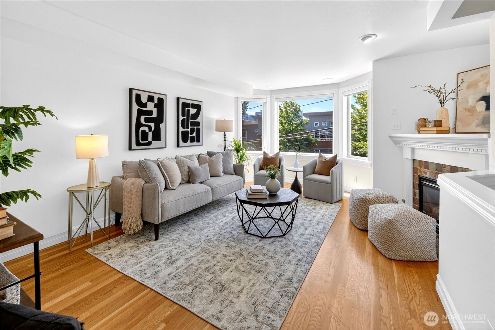 Property Photo:  402  Aloha Street  WA 98109 
