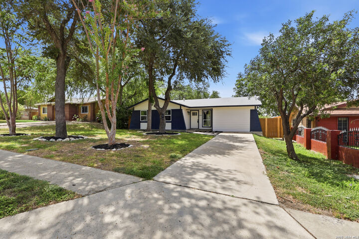 Property Photo: 5306 La Cresenta TX 78228