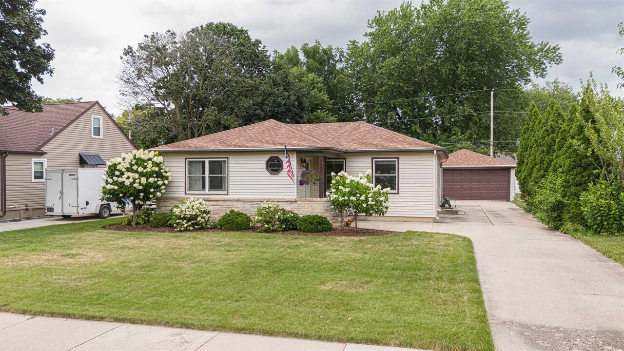 Property Photo:  1309 Hawthorne Avenue  WI 53545 