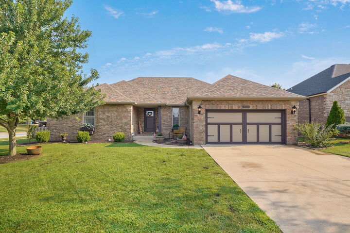 Property Photo: 610 E Katella Circle MO 65714