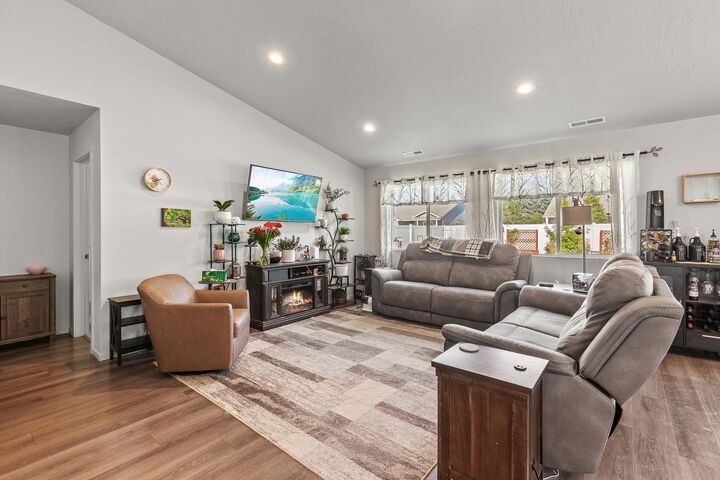 Property Photo:  418 N Arc Ct  WA 99016 