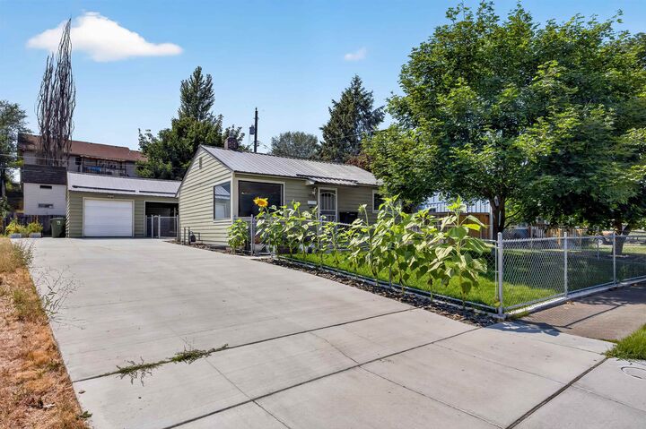 Property Photo: 5911 N Braeburn Dr WA 99205