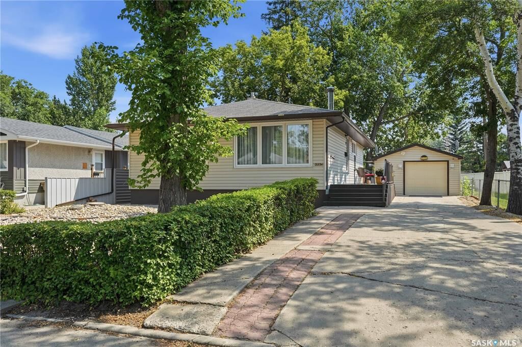 Property Photo:  323 Toronto Street N  SK S4R 2T7 