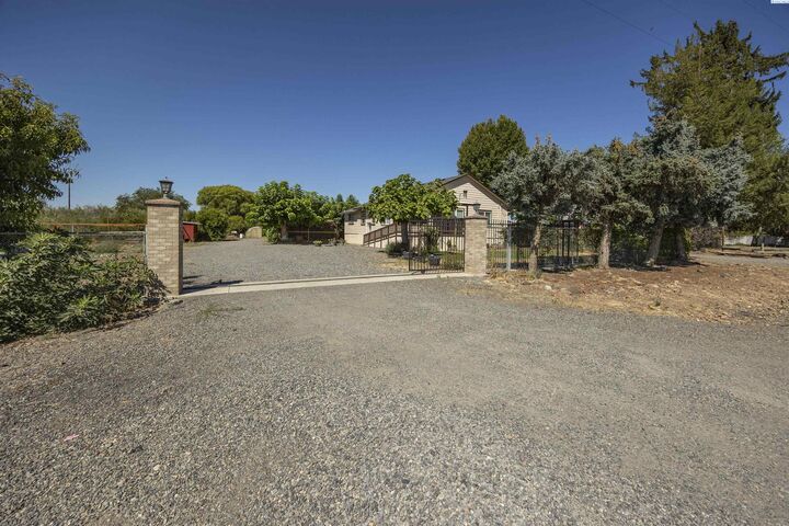 Property Photo: 1180 S Wapato Road WA 98951