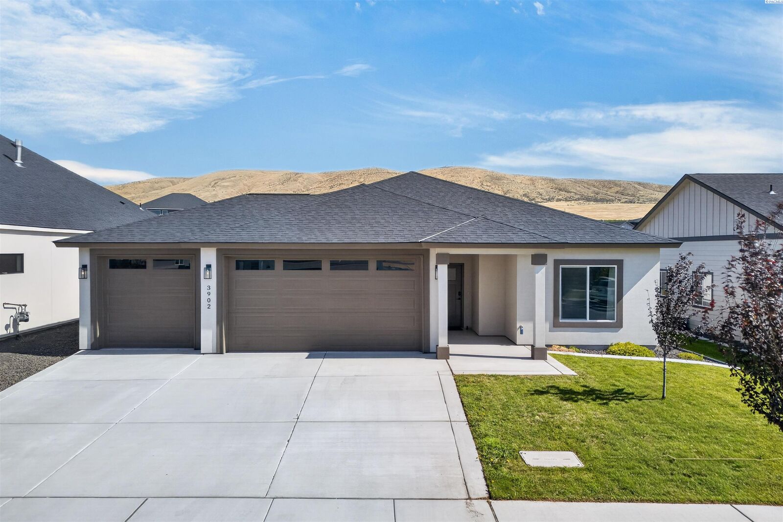 Property Photo: 3902 Barbera St WA 99352