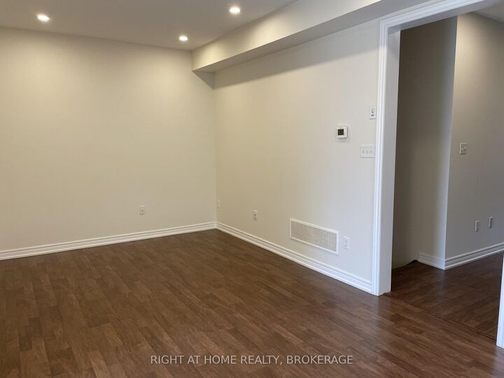Property Photo:  3211 Edwyna Drive  ON L5M 0V3 
