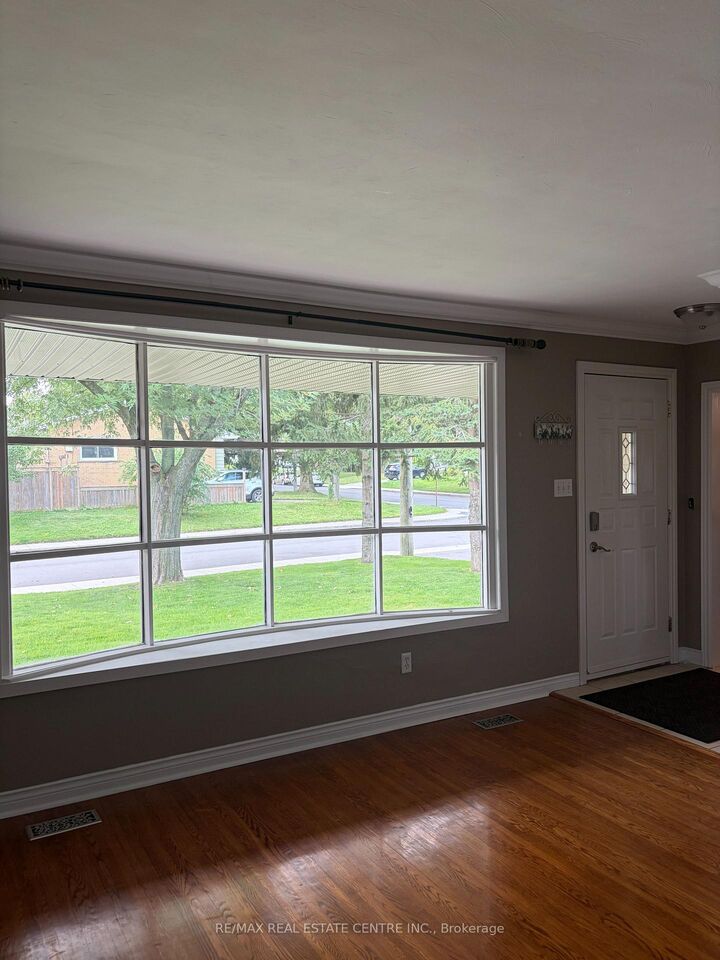Photo de la propriété:  10 Miami Drive  ON L9C 2K3 