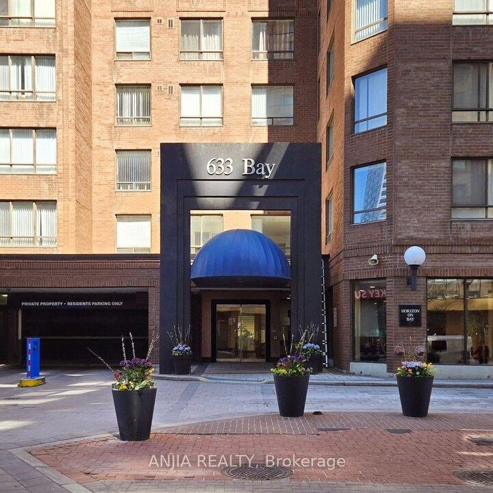 Property Photo: 633 Bay Street 912 ON M5G 2G4