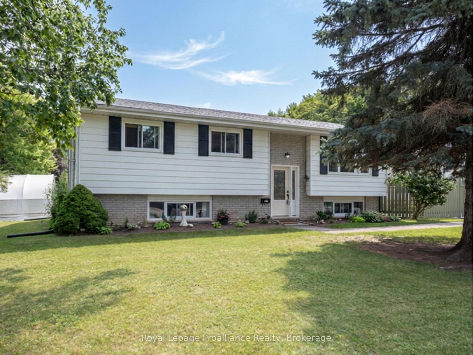 Property Photo: 115 Nicholas Street ON K8V 6E8
