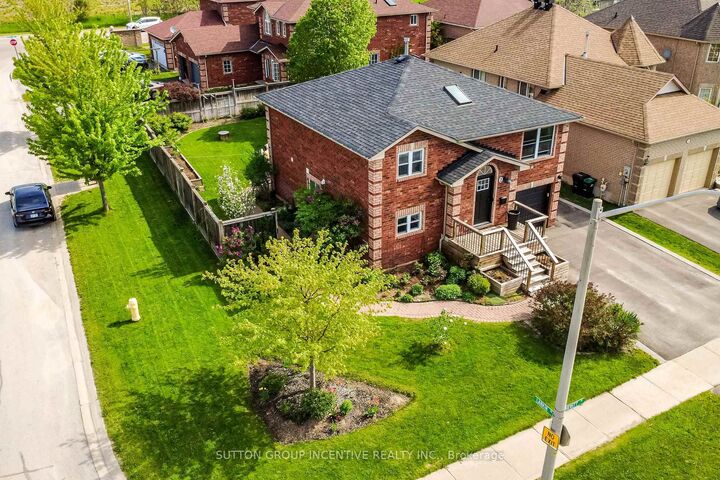 Property Photo: 2 Hewitt Place ON L4M 7B4