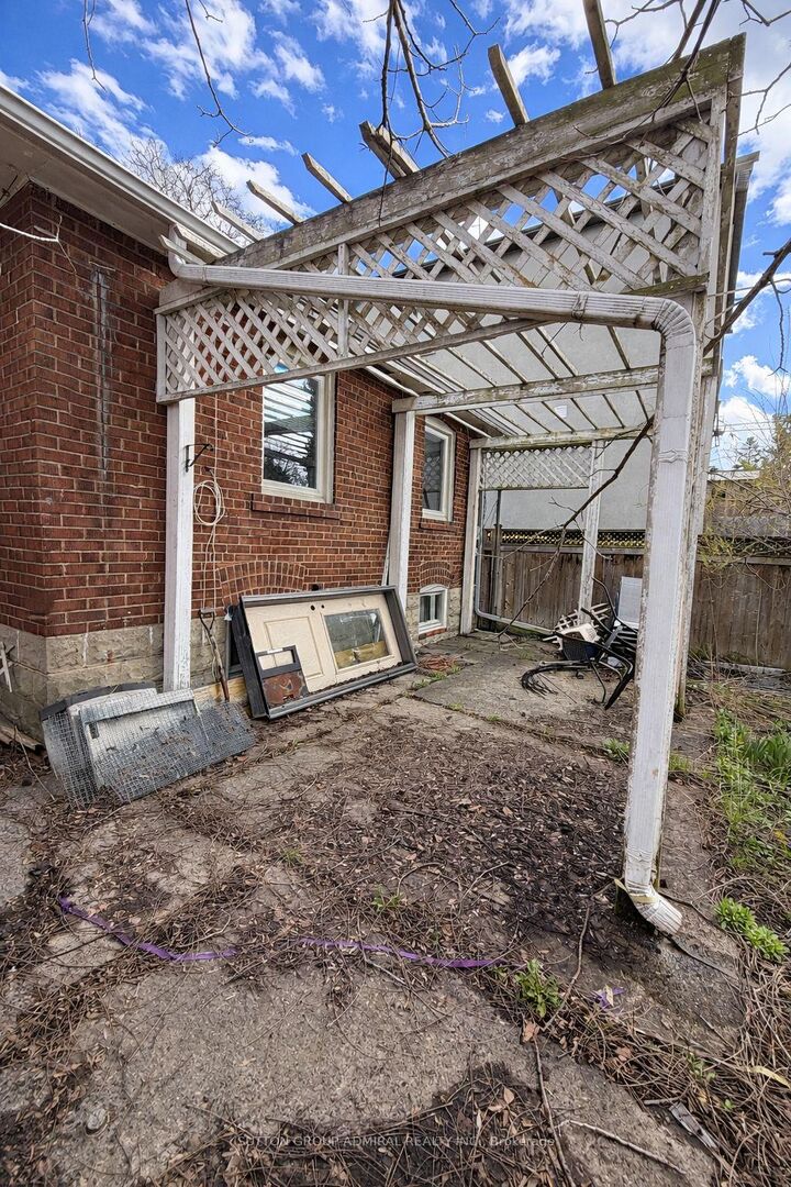 Property Photo: 368 Winnett Avenue ON M6C 3M1