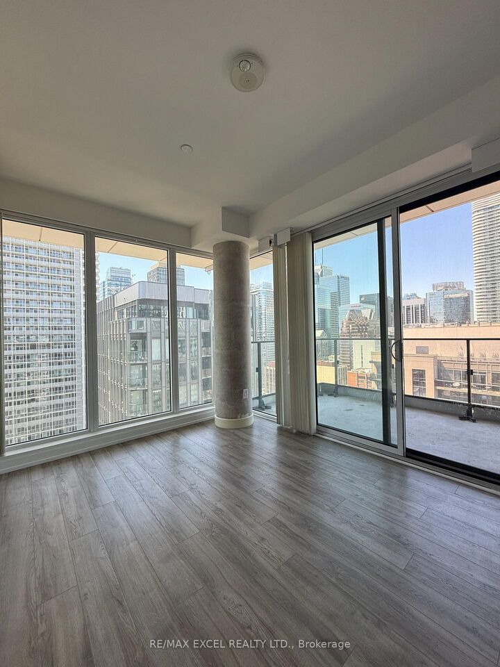 Property Photo:  77 Shuter Street Ph02  ON M5B 0B8 