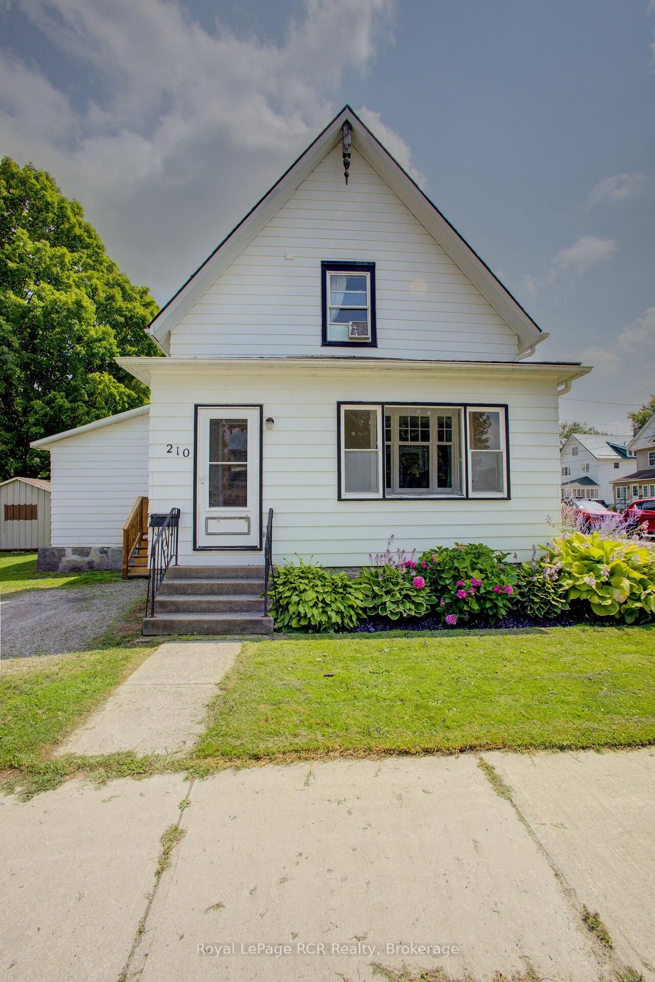 Property Photo:  210 Davidson Avenue N  ON N4W 3A4 