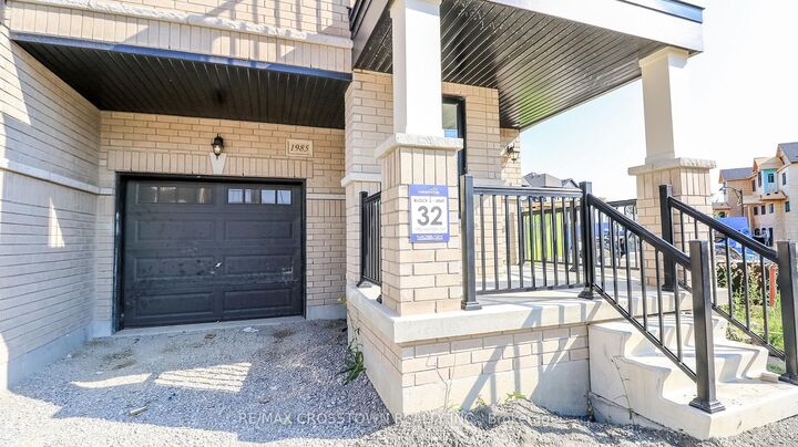 Property Photo:  1985 Matteer Court 32  ON L9S 0V2 