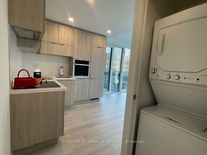 Property Photo:  39 Roehampton Avenue 608  ON M4P 1P9 