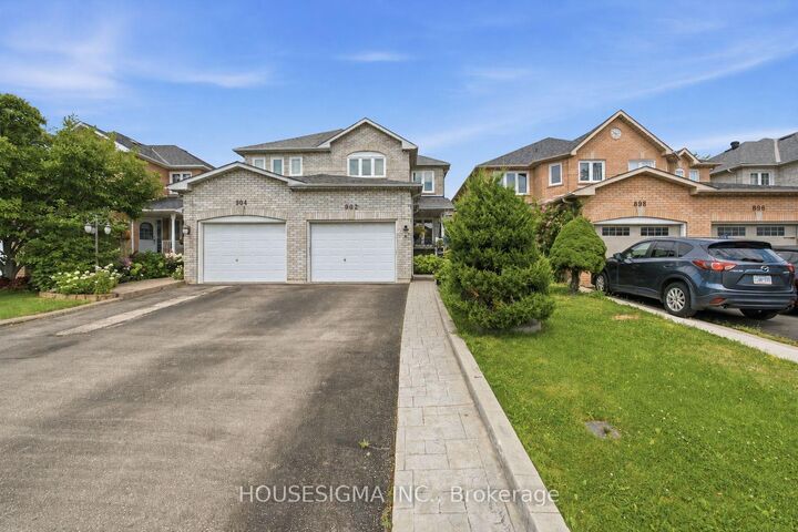 Property Photo:  902 Applecroft Circle  ON L5V 2A7 