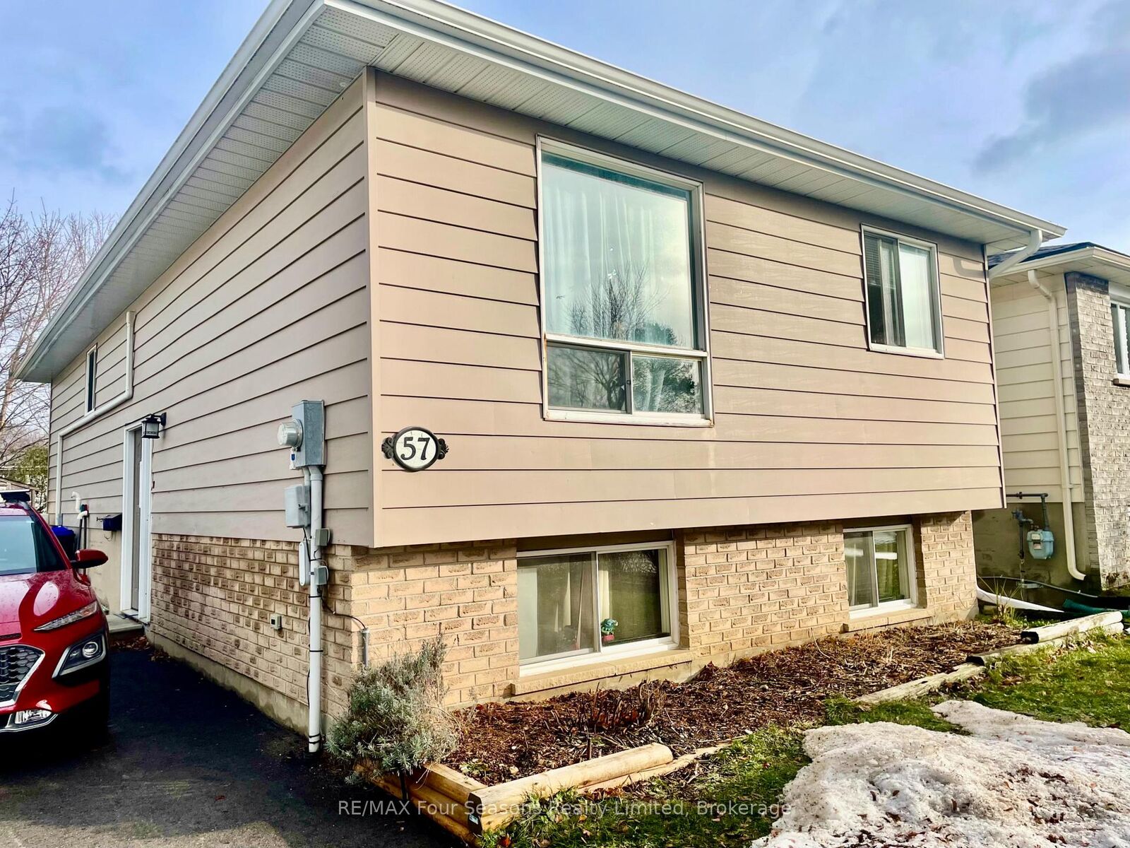 Property Photo:  57 Courtice Crescent Unit 2  ON L9Y 4N7 