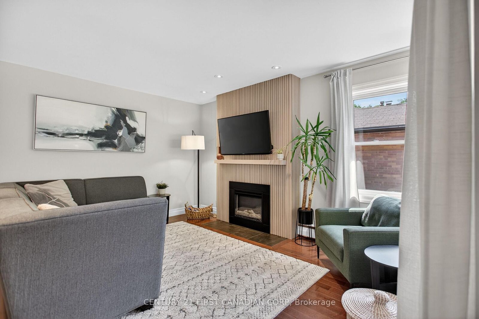 Property Photo:  681 Brant Street  ON N5Y 3M9 