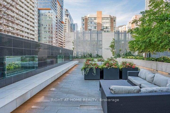 Property Photo: 386 Yonge Street 4010 ON M5B 0A5