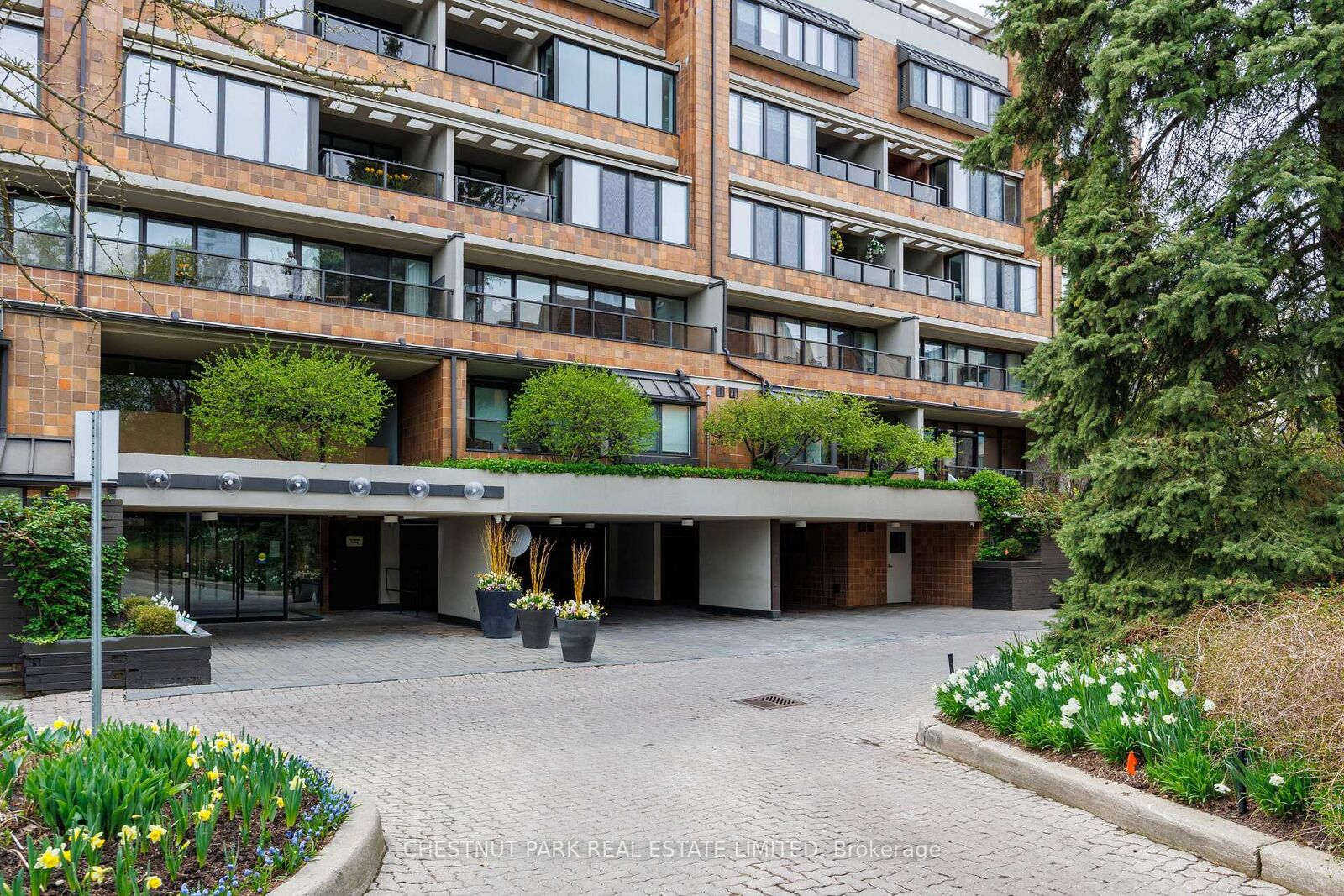 Property Photo:  40 Oaklands Avenue 203  ON M4V 2Z3 