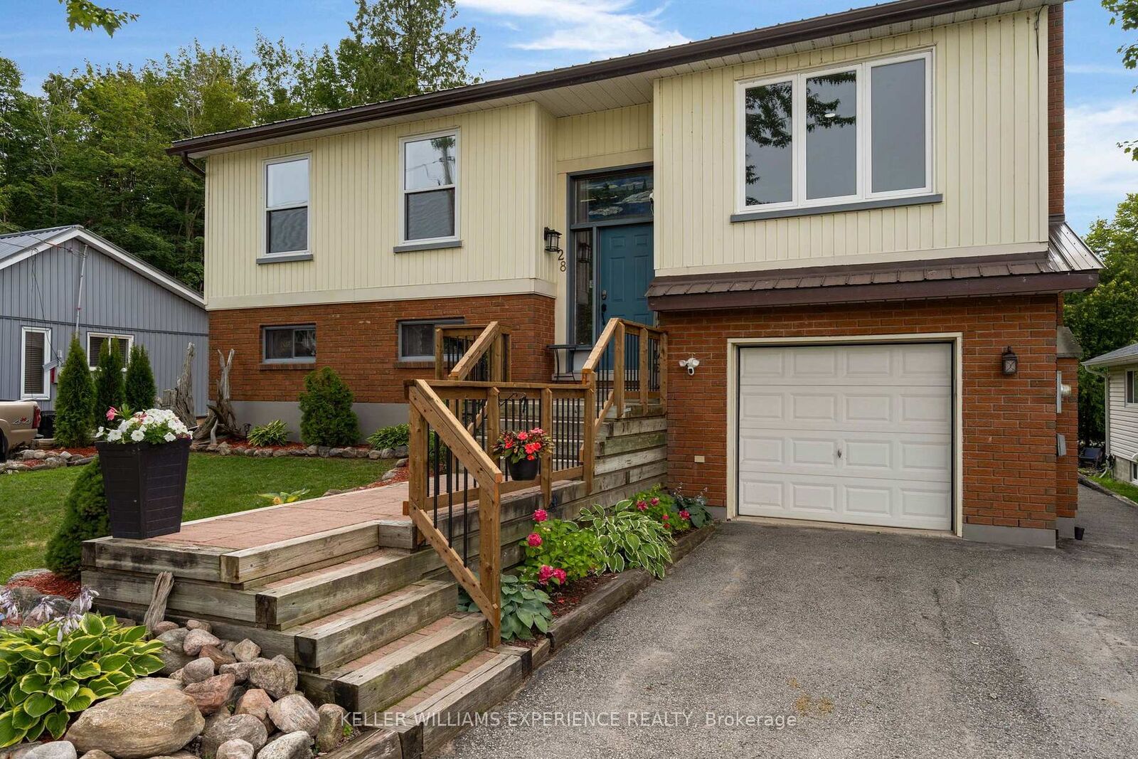 Property Photo:  28 Park Street  ON L0K 2A0 