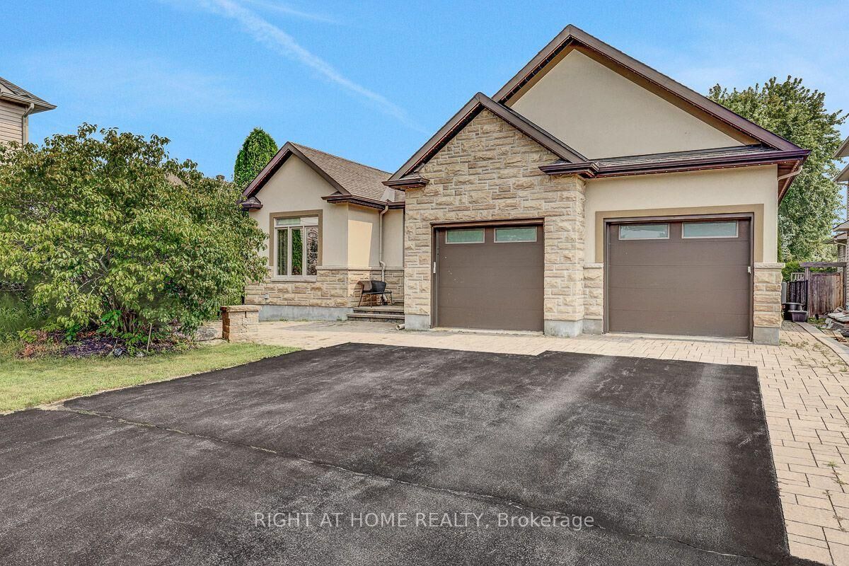 Property Photo: 514 Landswood Way ON K2S 0A5