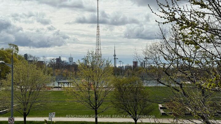 6 Parkwood Avenue Th106 — photo 1