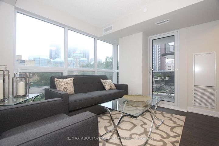 Property Photo:  561 Sherbourne Street 3207  ON M4X 0A1 