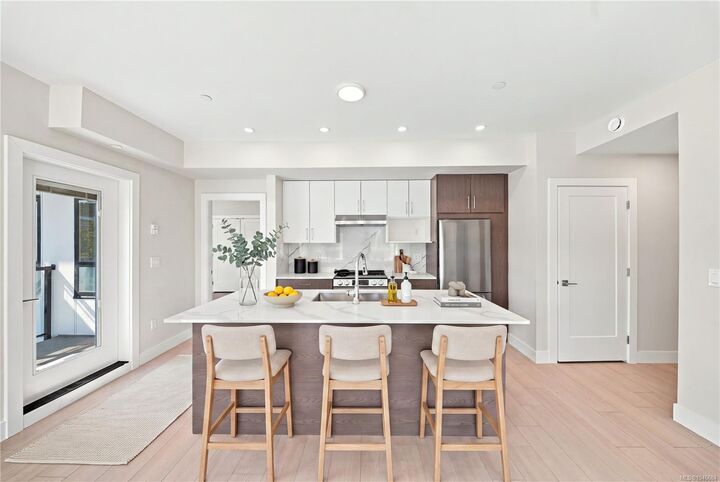 Property Photo:  171 Jensen Ave W #210  BC V9P 1K3 
