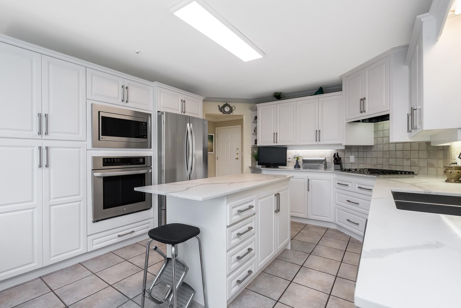 Property Photo: 14934 Thrift Avenue 201 BC V4B 2J9
