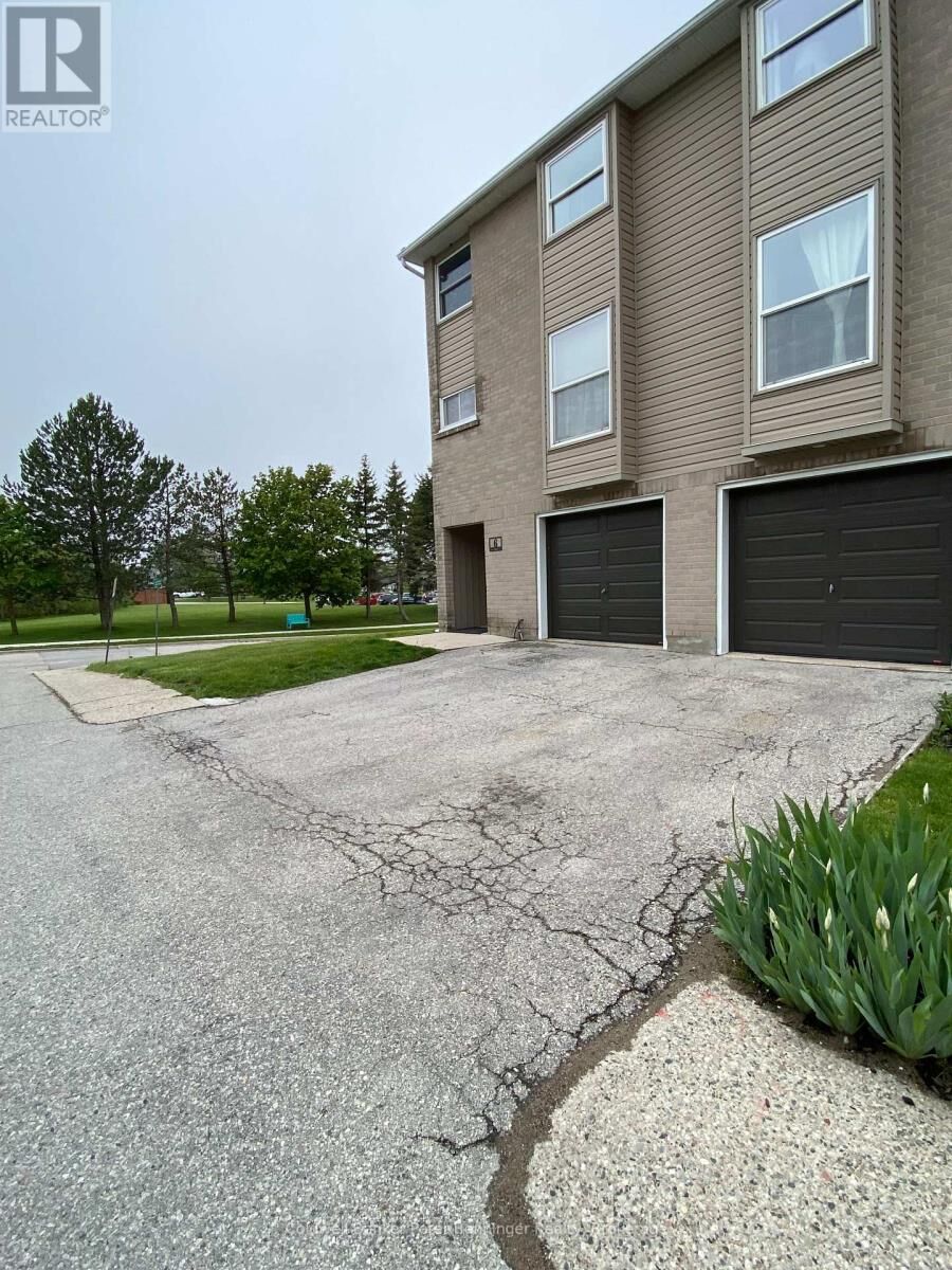 Property Photo:  6 Philip Place 6  ON N2Z 2E6 