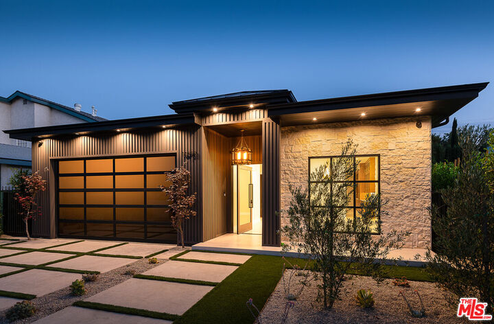 Property Photo: 14752 Hartsook St CA 91403