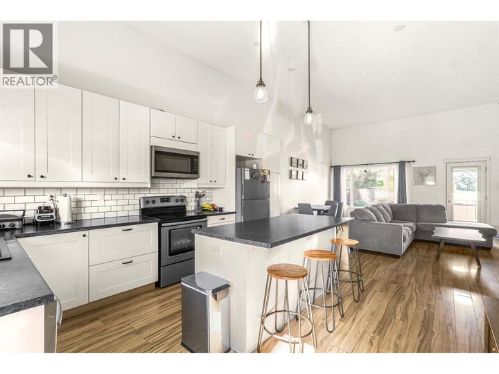 Property Photo:  20 Clifford Street 2  BC V8C 1B4 