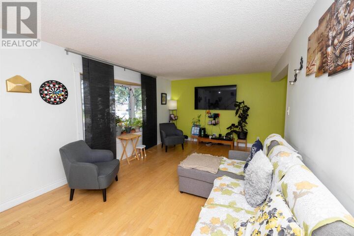 Property Photo: 637 Redwood Ave W ON P7C 5G2